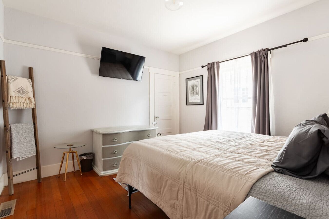 3 makuuhuonetta, työpöytä, ilmainen Wi-Fi, vuodevaatteet