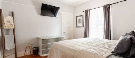 3 makuuhuonetta, työpöytä, ilmainen Wi-Fi, vuodevaatteet