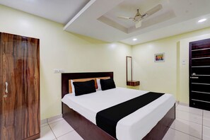Desk, laptop workspace, free WiFi - Hotel Mini Escape Perungalathur  (Chennai)