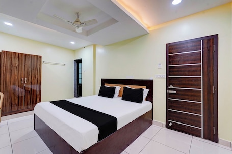 Escritorio, espacio para trabajar con laptop y wifi gratis . Hotel Mini Escape Perungalathur