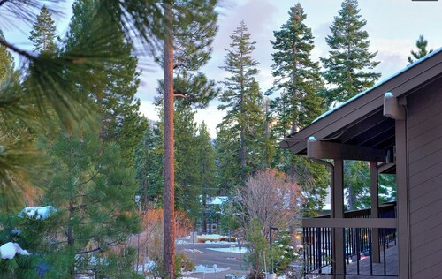 NEW 2BR! PRIME LAKE TAHOE Walk-to-Everything - Minutes from LAKE!