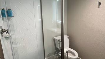 Douche, sèche-cheveux, serviettes fournies, savon
