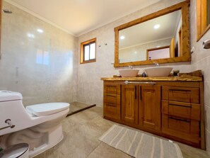 Dusj, boblebad, såpe og toalettpapir