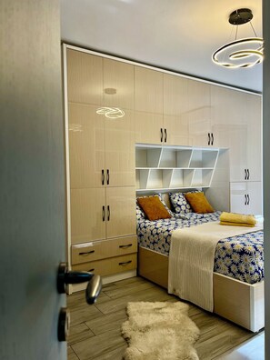 2 bedrooms, WiFi, bed sheets - Bright & Stylish 2-BR in Heart of Tiranë (Tiranë)