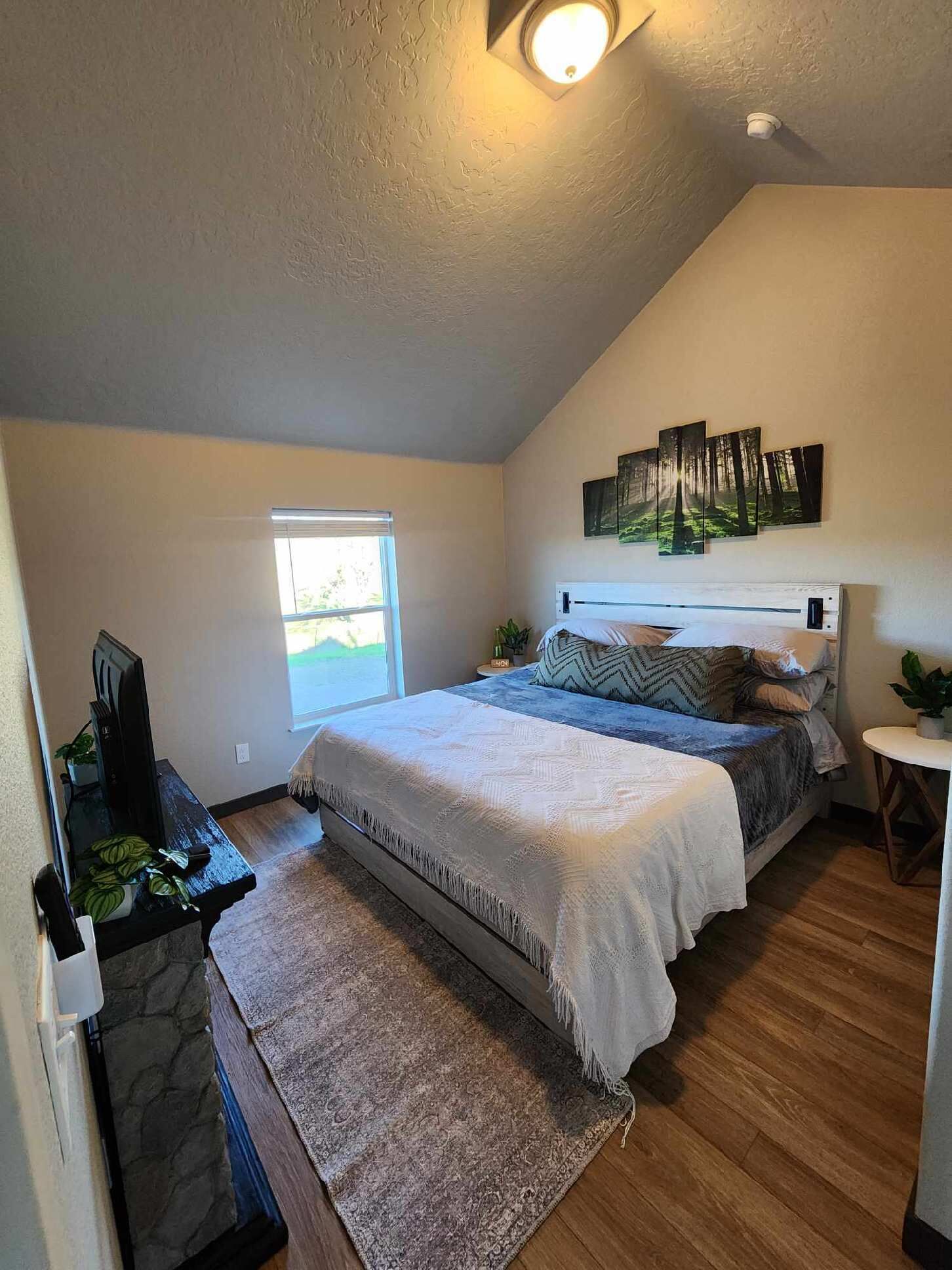 Tabla de planchar con plancha, wifi, ropa de cama