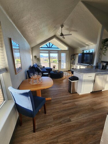 Fantastic 2-bedroom house, bonus loft with AC in charming Lower Lake