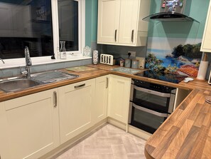 Een koelkast, een microgolfoven, een oven, een kookplaat