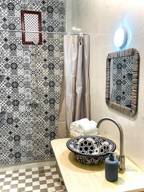 Combined shower/bathtub, towels, soap, shampoo - riad la joie (Marrakech)