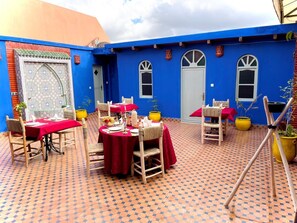 Outdoor dining - riad la joie (marrakech)