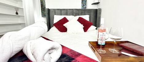 3 slaapkamers, een strijkplank/strijkijzer, wifi, beddengoed