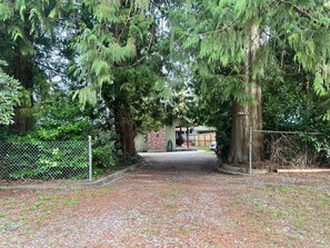 Property grounds - Emerald 3Bed 1Bath Rancher 2C-D W/EvEs+Spa+BBQ+RKE (Langley)