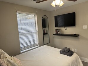 2 bedrooms, iron/ironing board, WiFi, bed sheets - Cozy 2-bedroom house with AC in vibrant Houston (Houston)