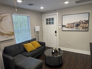 Smart TV - Cozy 2-bedroom house with AC in vibrant Houston (Houston)