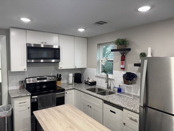 Private kitchen - Cozy 2-bedroom house with AC in vibrant Houston (Houston)