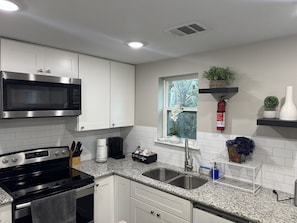 Private kitchen - Cozy 2-bedroom house with AC in vibrant Houston (Houston)