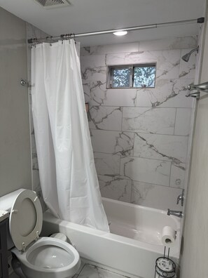 Secadora de cabello, toallas, jabón, papel de baño