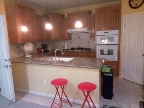Private kitchen - Charming house in tranquil San Jose perfect for your getaway. 4BR/3B Gr8 loc Gar (San Jose)