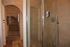 Bathroom - Cummersa - Campanile Inn;
Comfortable room in  historic building in Locorotondo (Locorotondo)