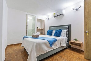 9 bedrooms, iron/ironing board, WiFi, bed sheets - Casa Payis - Luxury 9BR house in Old City w/ Cook & Security (Cartagena de Indias)
