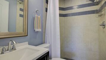 Douche, sèche-cheveux, serviettes fournies, savon