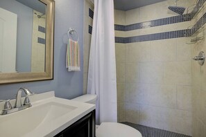 Douche, sèche-cheveux, serviettes fournies, savon