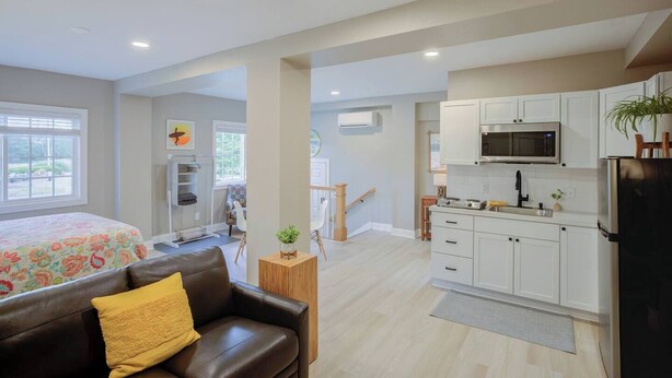 Un appartement moderne comprenant un salon, une cuisine et une chambre.