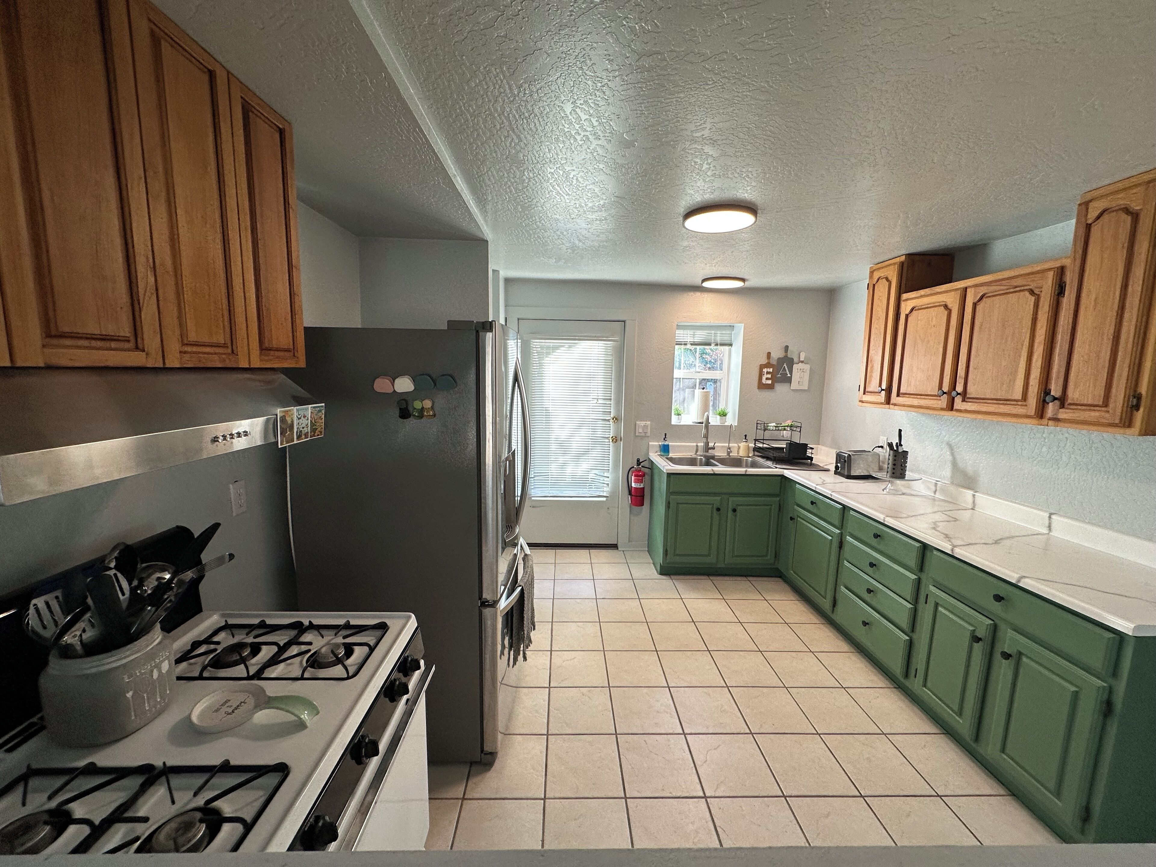 Jääkaappi, mikroaaltouuni, uuni, liesi