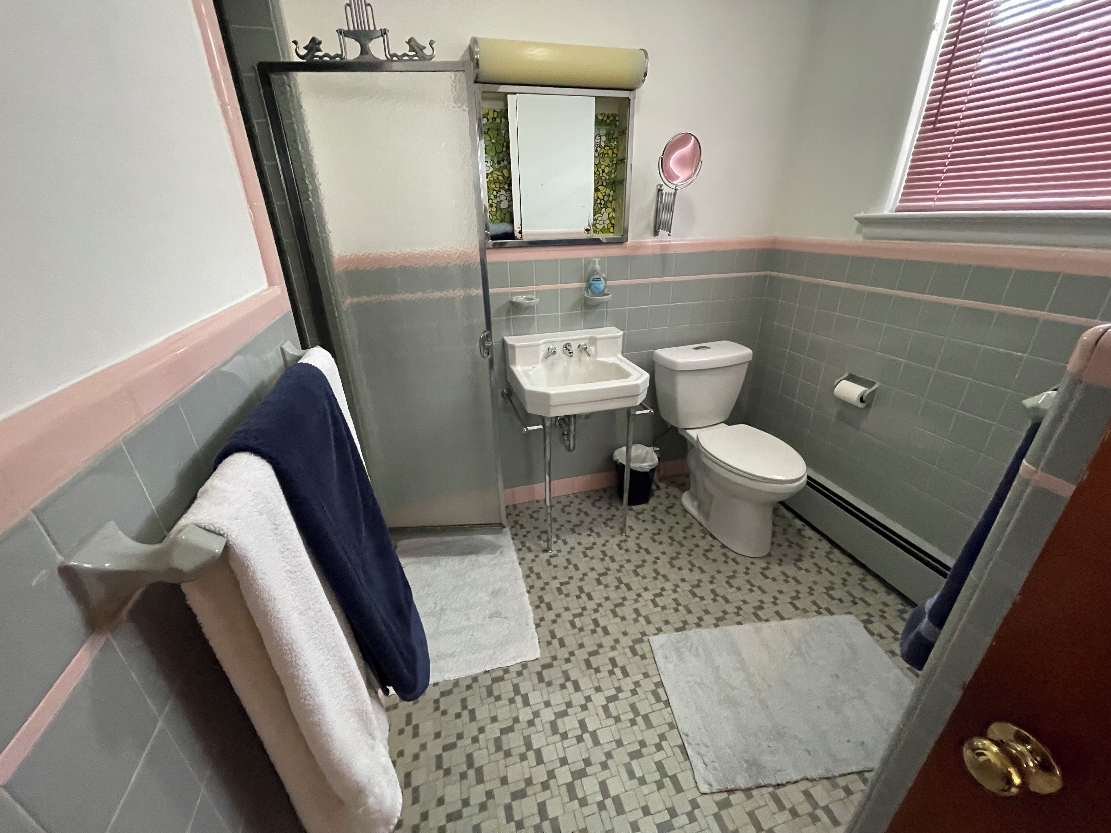 Suihku, hiustenkuivaaja, pyyhkeet, saippua