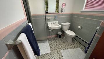 Suihku, hiustenkuivaaja, pyyhkeet, saippua