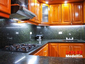 Fridge, oven, stovetop, cookware/dishes/utensils - Private home accommodation, groups in Medellín REI (Medellín)