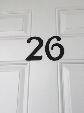 Familjerum - balkong - utsikt mot innergården | Detalj interiör