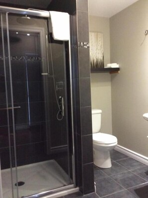 Deluxe Quadruple Room, Balcony | Bathroom - Miami Motel (Trois-Rivières)
