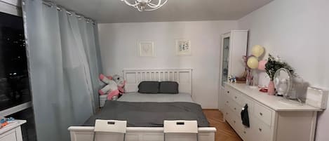 Tabla de planchar con plancha, internet y ropa de cama