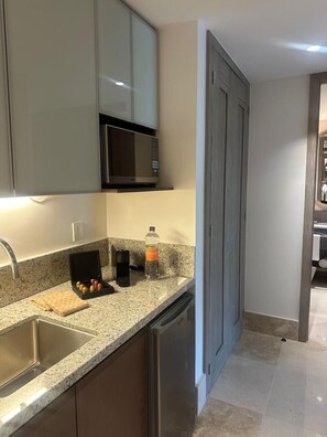 Private kitchen - Exclusive 7-Night Luxury Stay @ Vidanta Nuevo Vallarta's Suite- PGA Mexican Open (Nuevo Vallarta)