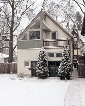 Exterior - Cozy Coach House - Step Outside to Frank Lloyd Wright Architectural Icons! (Oak Park)