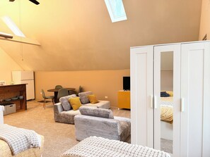 Interior - Cozy Coach House - Step Outside to Frank Lloyd Wright Architectural Icons! (Oak Park)