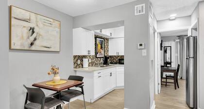 Quiet/Clean-Near every food place imaginable, 10min from Downtown New Orleans!