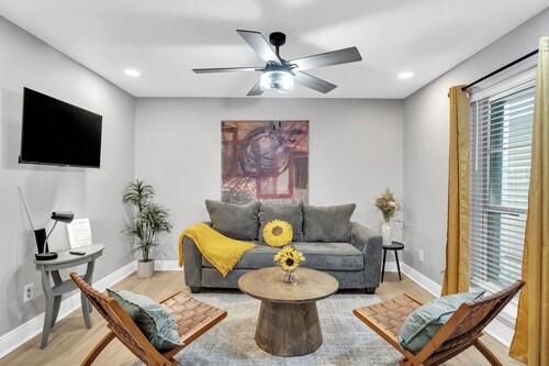 'Near every food place imaginable/Quiet-Clean', located in vibrant Metairie!