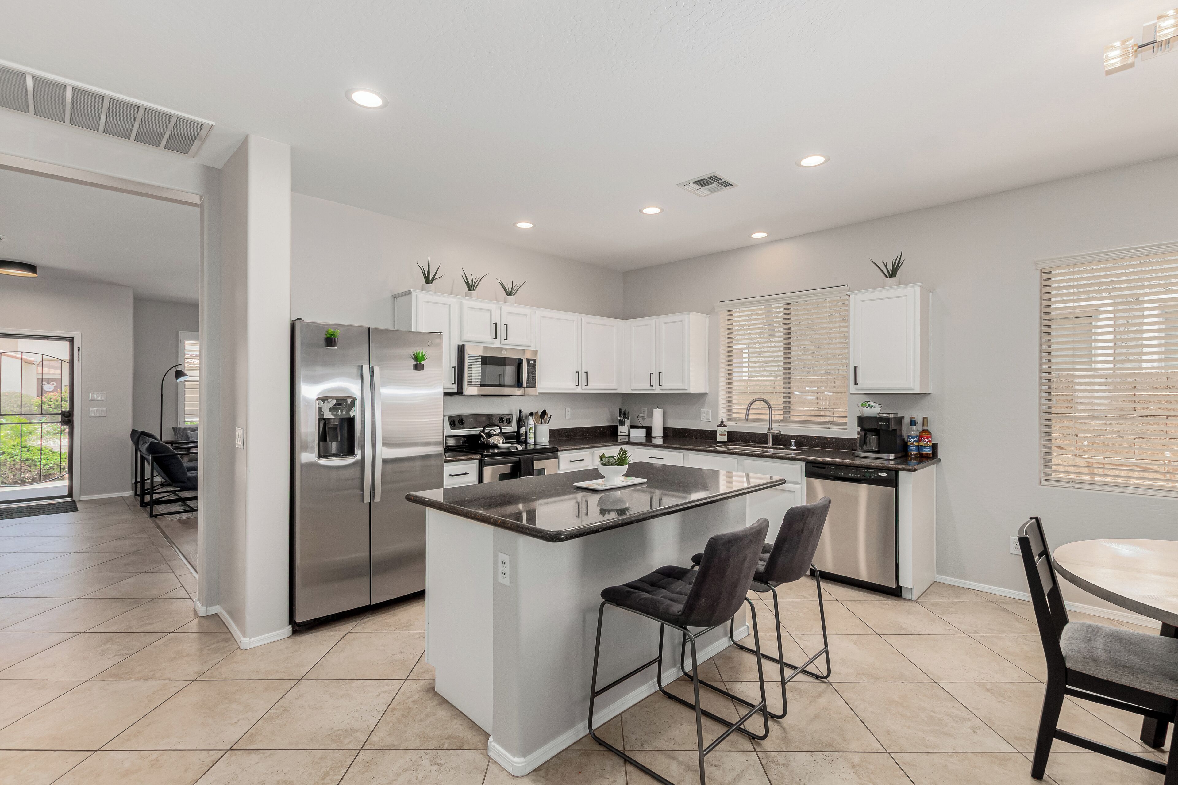 Køleskab, mikrobølgeovn, ovn, kogeplade