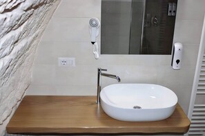 Secadora de cabello, toallas, jabón, papel de baño