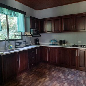 Fridge, microwave, stovetop, coffee/tea maker - Green Trails Farmhouse Near Miravalles Volcano - Pool - 40 Min to Airport (rovincia de Guanacaste)