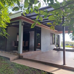 Terrace/patio - Green Trails Farmhouse Near Miravalles Volcano - Pool - 40 Min to Airport (rovincia de Guanacaste)