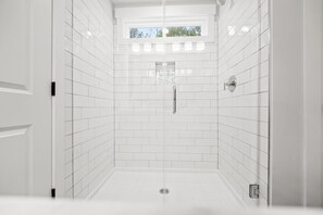 Shower, hair dryer, shampoo - Luxe Retreat | Near DT & Beaches | 4 BR, 10 Guests (Charleston)