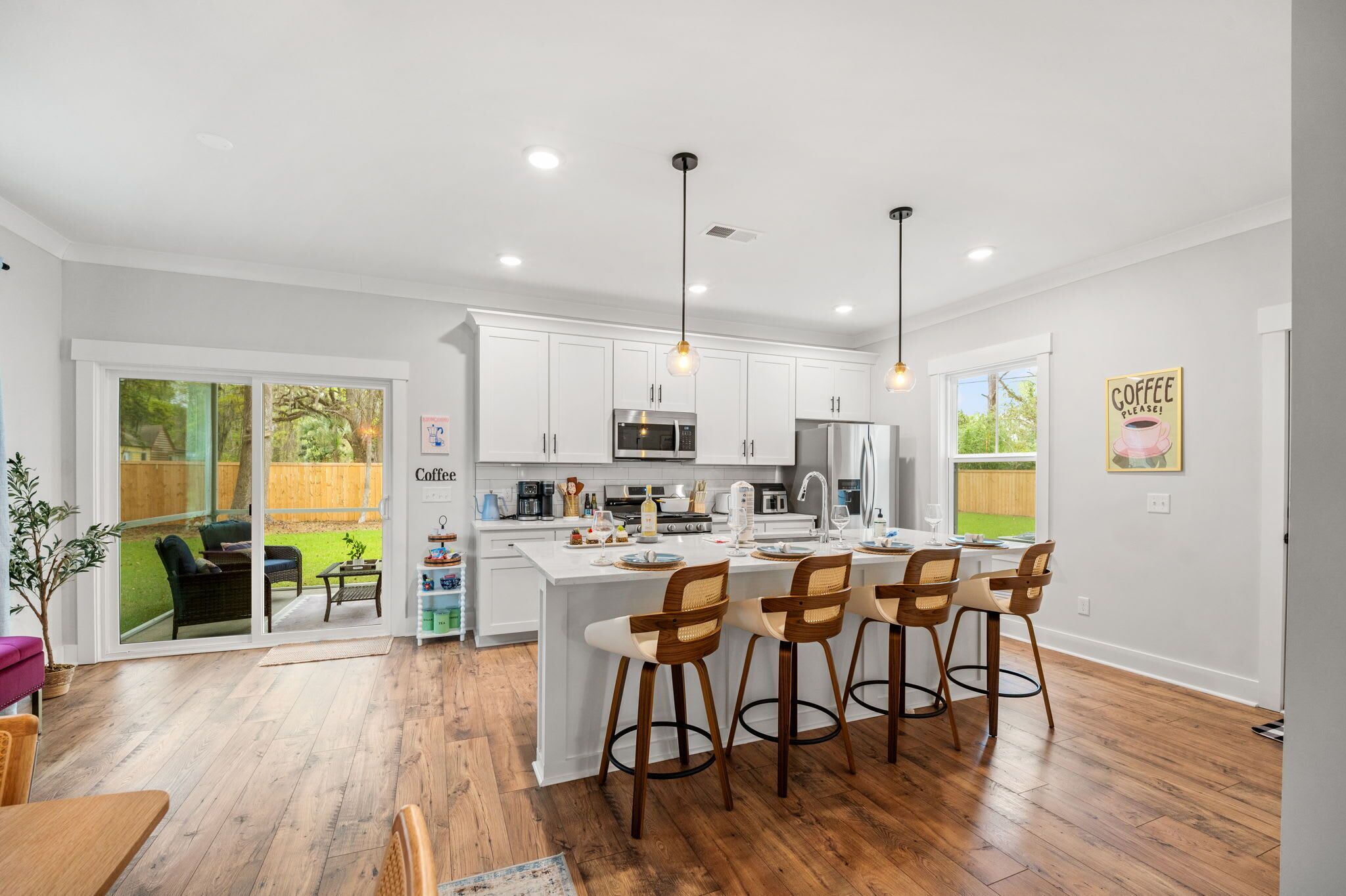 冷蔵庫、電子レンジ、オーブン、コンロ