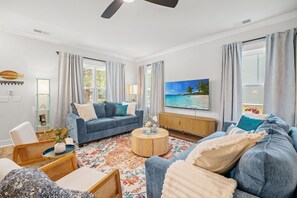 TV - Luxe Retreat | Near DT & Beaches | 4 BR, 10 Guests (Charleston)