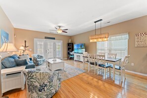TV - Steps to Beach, Private Pool, Sleeps 14 | Sea Gem (Surfside Beach)