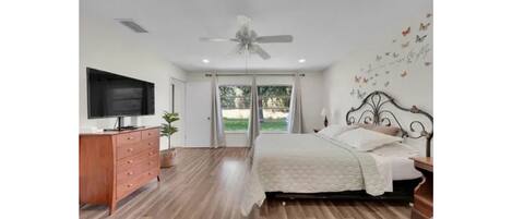 Silitysrauta/-lauta, Wi-Fi, vuodevaatteet