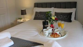 4 bedrooms, iron/ironing board, WiFi, bed sheets