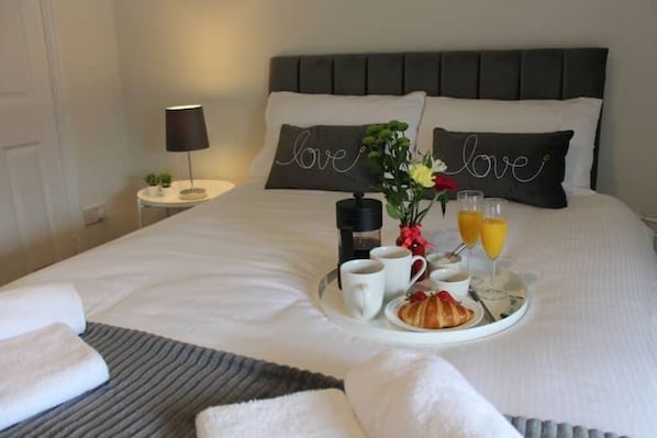 4 bedrooms, iron/ironing board, WiFi, bed sheets