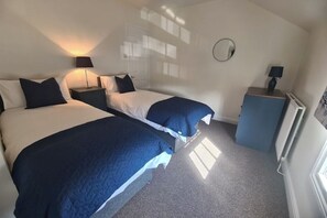 4 makuuhuonetta, silitysrauta/-lauta, Wi-Fi, vuodevaatteet